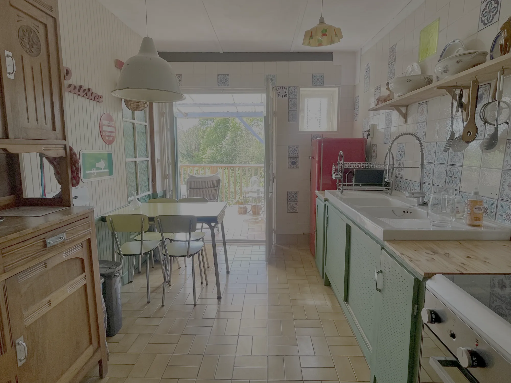 Cuisine colorée ouverte sur la terrasse