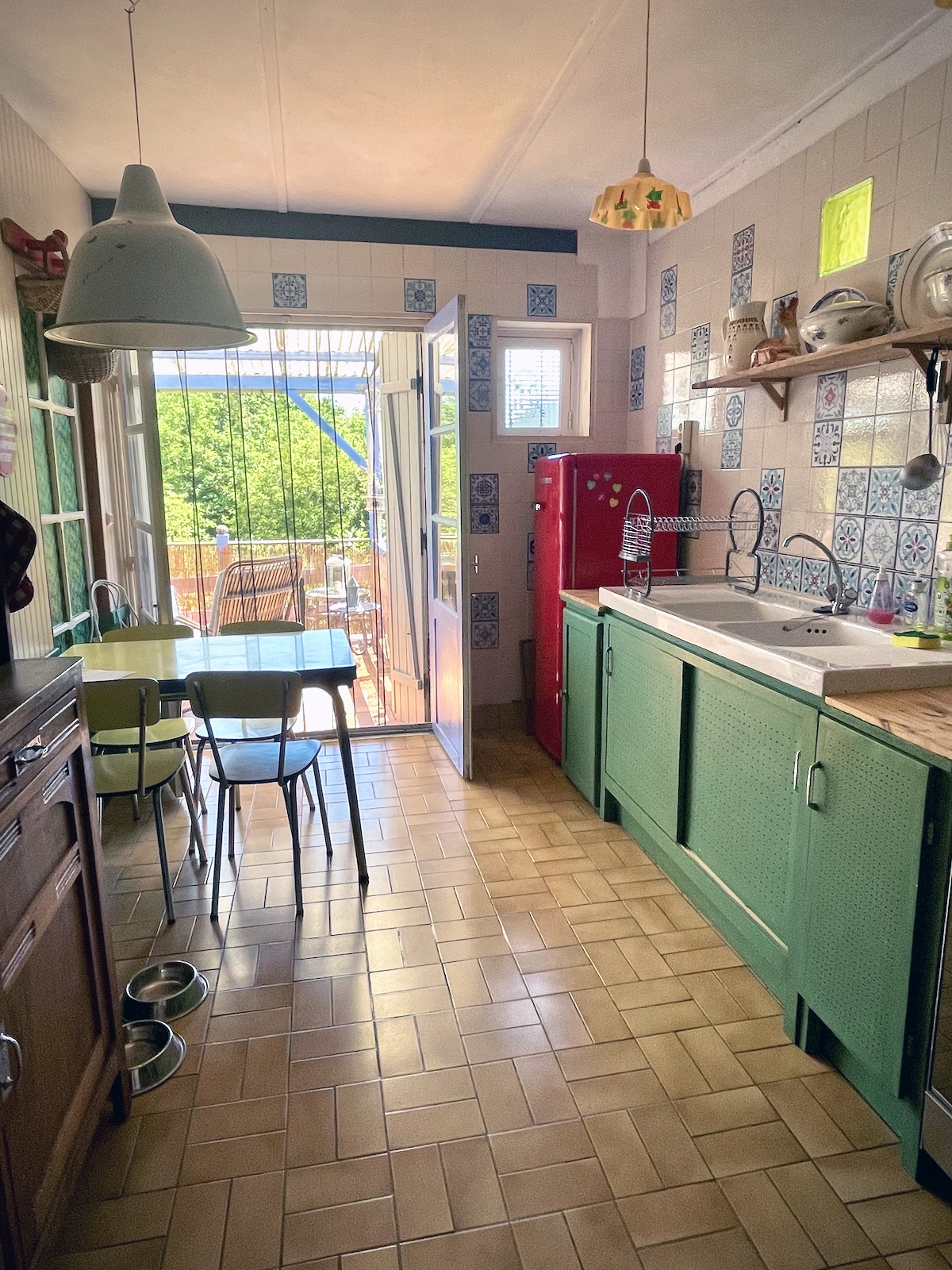 Cuisine colorée ouverte sur la terrasse