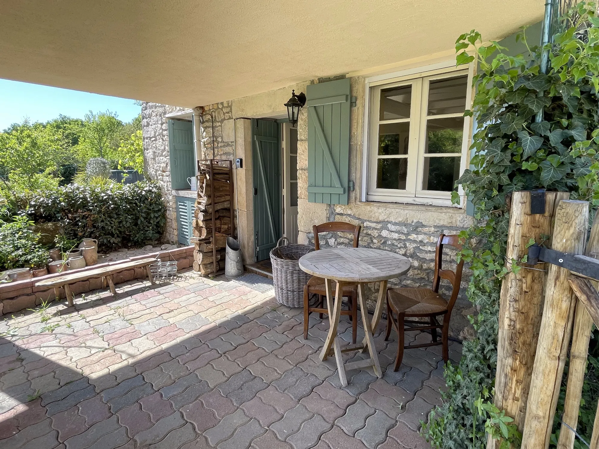 Patio dans la verdure