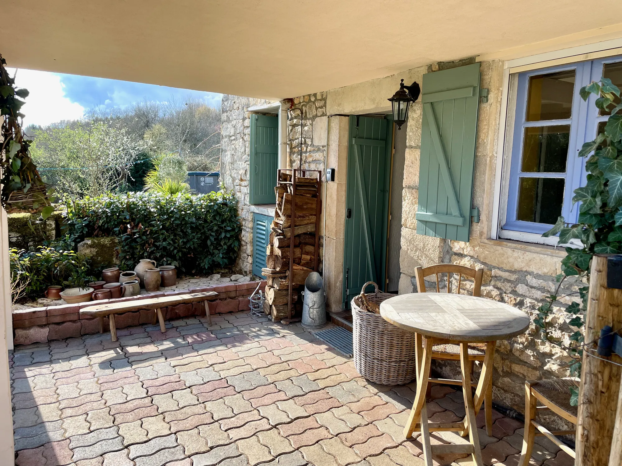 Patio — table sous la vigne