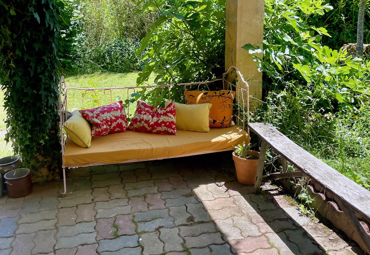Patio dans la verdure